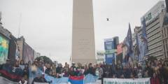 Productores plantaron yerba en el Obelisco, contra la crisis del sector