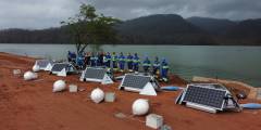 Continúa la instalación de los dispositivos de control ultrasónico de algas en el embalse El Limón