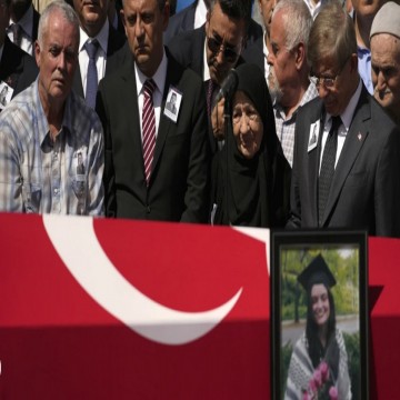 Entierran en Turquía a activista turco-estadounidense asesinada por fuego israelí en Cisjordania