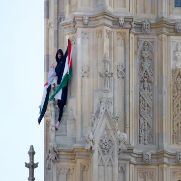 Un hombre con una bandera palestina escala la torre del Big Ben en Londres