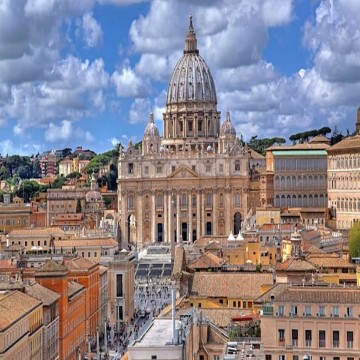 El Vaticano aseguró que los análisis de sangre del papa Francisco muestran una “leve mejoría”