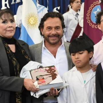 Inició la distribución de kits y manuales escolares en toda la provincia y reafirmó su defensa del federalismo