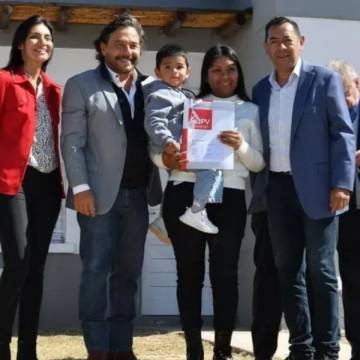 Con fondos provinciales, Sáenz entregó 40 viviendas en Moldes y reactivó una obra paralizada