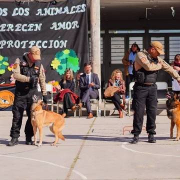 La División Canes del Servicio Penitenciario promovió el cuidado animal en una escuela de Atocha II