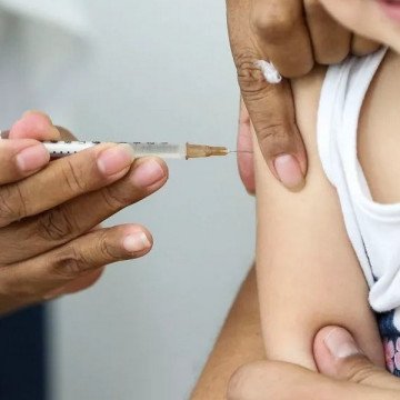 Cuáles son las vacunas que deben aplicarse los niños al ingreso escolar