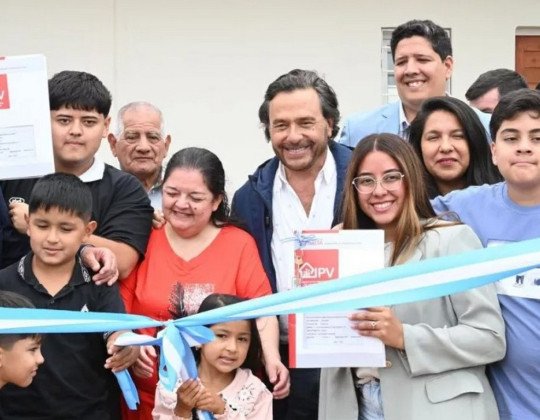 En Apolinario Saravia, el Gobernador encabezó la entrega de 40 viviendas reactivadas con fondos provinciales
