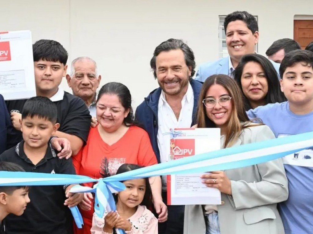 En Apolinario Saravia, el Gobernador encabezó la entrega de 40 viviendas reactivadas con fondos provinciales