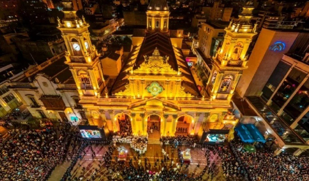 Multitudinaria procesión del Señor y Virgen del Milagro