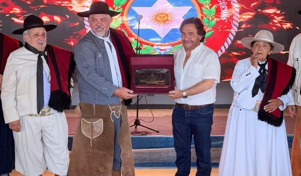 Sáenz acompañó los 80 años de los Gauchos de Güemes: “El legado del General se mantiene vivo en cada fortín de Salta”