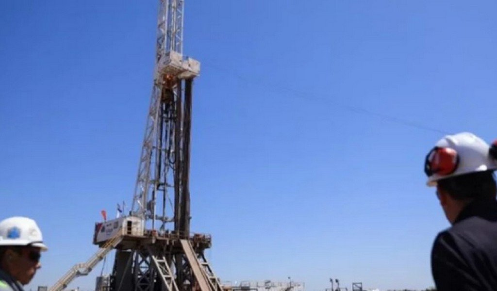 El precio del petróleo bajó casi 5%