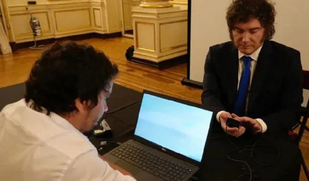 Javier Milei estrenó el nuevo DNI