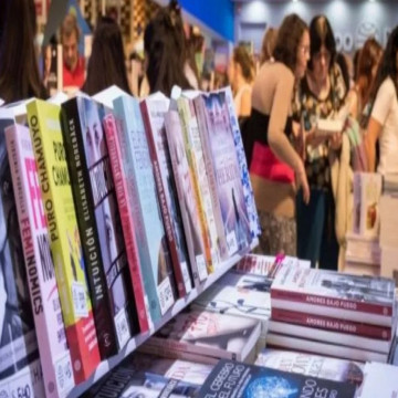 Un domingo de arte y literatura en la Feria del Libro
