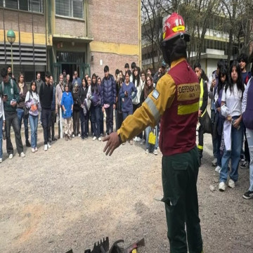Estudiantes secundarios y universitarios aprendieron medidas preventivas para evitar incendios forestales