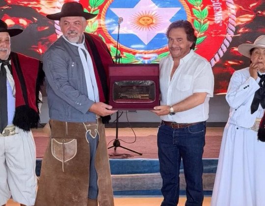 Sáenz acompañó los 80 años de los Gauchos de Güemes: “El legado del General se mantiene vivo en cada fortín de Salta”